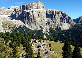 Große Dolomitenstrasse hinauf zum Sellajoch