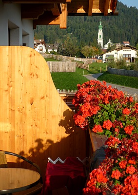 Blick vom Balkon des Weberhofes zur Toblacher Domkirche