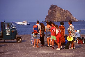 Warten am Hafen auf das Aliscafi nach Lipari