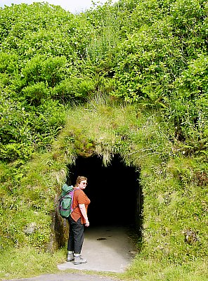 Tunneleingang zum Aussichtspunkt in die Caldeira
