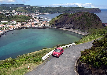 Blick vom Monte da Guia auf Horta und den Badestrand Porto Pim