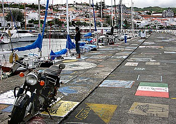 Am Hafen der Weltumsegler in Horta