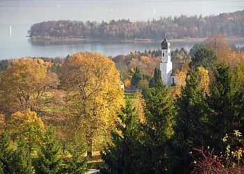 Blick von der Ilka-Höhe hinunter zum Starnberger See