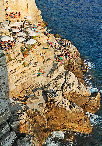 Café und Badestelle (genannt Buza) in den Felsen der Stadtmauer von Dubrovnik