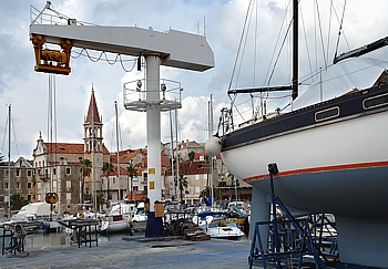 Großer Jachthafen von Milna auf der Insel Brac