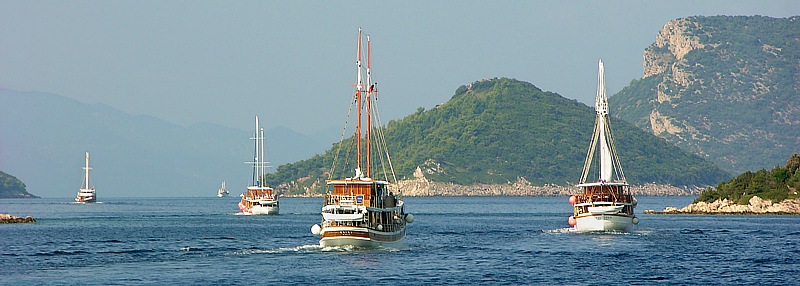 Wettrennen der Motorsegler beim Segeltörn in Kroatien