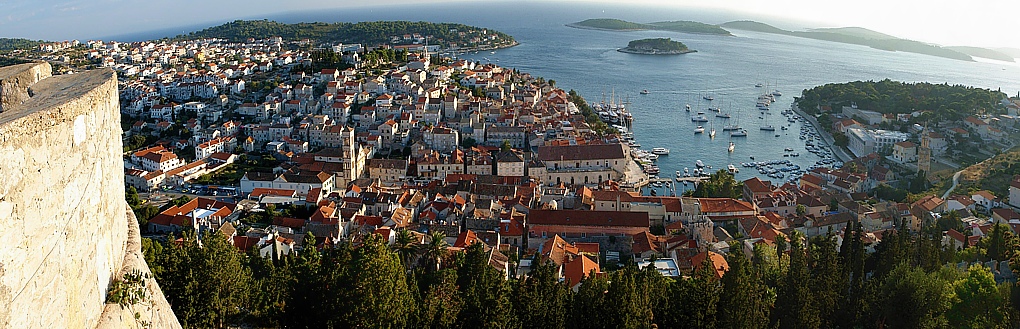 Festung Spanjola mit Panoramablick auf die Altstadt und Inselwelt von Hvar