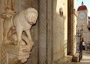 Löwe im Eingangsportal der Kathedrale in Trogir