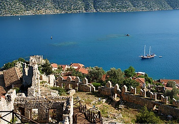 Blick von der Burg Simena hinunter in die Bucht von Kekova mit dem Dorf Kale