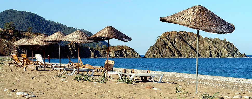 Traumstrand aus Sand und Kieselsteinen in Cirali