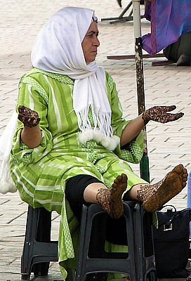 Henna Bemalung auf dem Platz der Gehängten in Marrakesch
