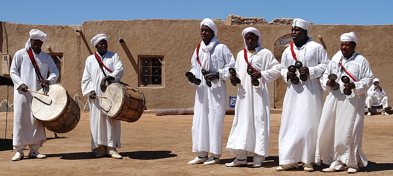 Afrikanische Folkloregruppe in Merzouga