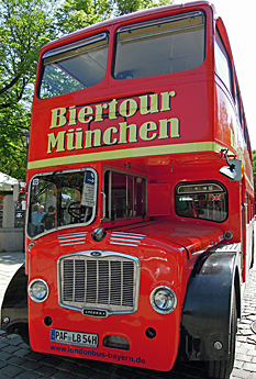 Nostalgischer Londoner Doppeldecker Bus der Munich Beer Tour