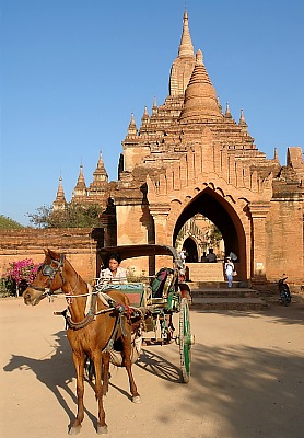 Pferdekutsche mit Sulamani Pagode in Bagan