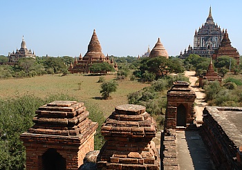 Blick vom Patho Tha-Myar Richtung That-byin-nyu Tempel