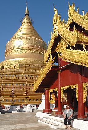 Goldene Schwezigon Pagode im Norden von Bagan