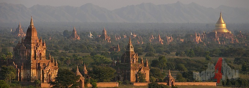 Tempelstadt Bagan im Abendlicht, rechts die goldene Kuppel der Dhamman-yan-zi-ka Pagode