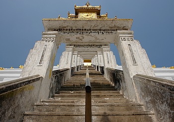 Extrem steile Treppe auf die Mahazedi Pagode in Bago