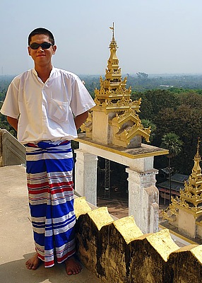 Sai, unser burmesischer Reiseführer auf der Mahazedi Pagode in Bago