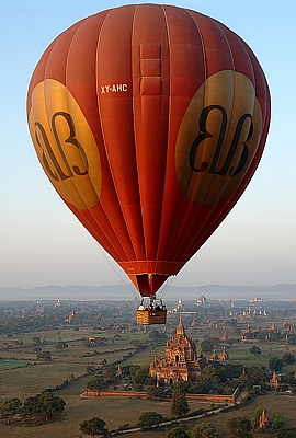 Hot Air Ballooning über der anthiken Tempelstadt mit Balloons over Bagan