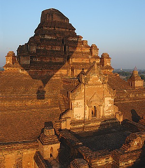 Ballonschatten auf der Dhammayangyi Pagode