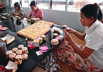 Verpackung von Goldplättchen in Mandalay