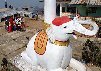 Kloster mit Elefant auf dem Gipfel des Mount Zwekabin