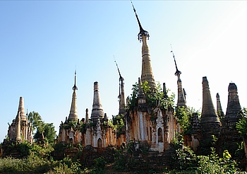 Verfallene Stupas in Indein