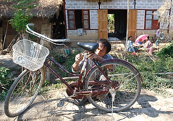 Ein freundlicher Burmese repariert Wilmas Fahrrad