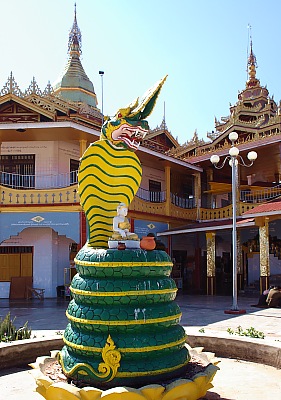 Schlange im Phaung-Daw-U-Kloster in Ywama