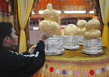 Unförmige Buddhas im Phaung-Daw-Oo-Kloster