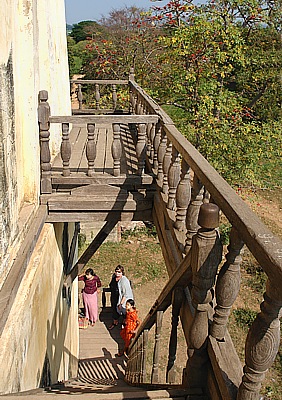 Holztreppe hinauf zum schiefen Turm Nanmyin in Inwa (Ava)