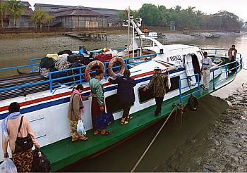 Einsteigen in das Schnellboot der Malikha Travel