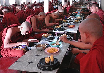 Speisung der Mönche im Mahagandhayon Kloster