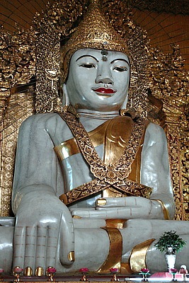 Gigantischer Marmor Buddha in der Kyauktawgyi Pagode