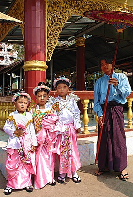 Kleine Prinzen auf dem Novizenfest in Mandalay