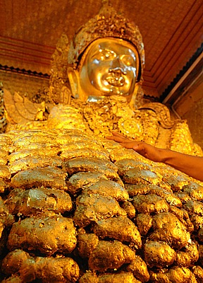 Über und über mit Gold bedeckter Mahamuni Buddha
