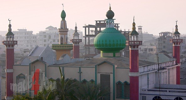 Sonnenaufgang über einer Moschee in Mandalay