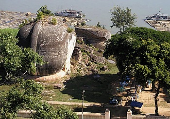 Blick von der Mingun Paya auf den durch Erdbeben zerstörten Löwen