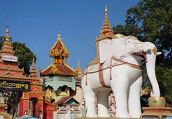 Gigantische Elefanten am Eingang zur Thanboddhay Pagode in Monywa