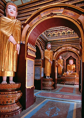 Goldene Buddha's im Innern der Thanboddhay Pagode in Monywa