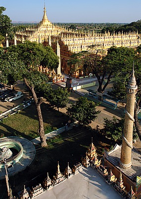 Blick vom Aussichtsturm auf die Thanboddhay Pagode in Monywa