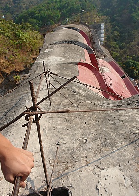 Auf dem Rücken des Riesenbuddha Win Sein Taw Ya Kyaung