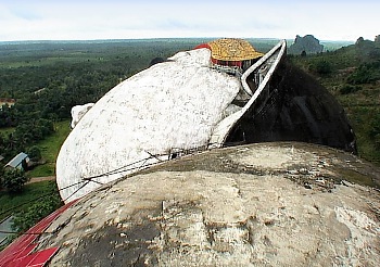 Blick zum Kopf des Riesenbuddha Win Sein Taw Ya Kyaung