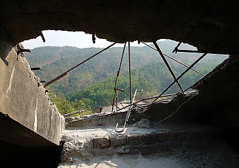 Loch im Rücken des Riesenbuddha Win Sein Taw Ya Kyaung