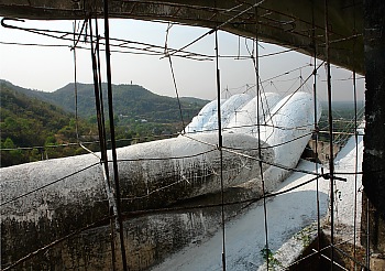 Die Hand des Riesenbuddha Win Sein Taw Ya Kyaung