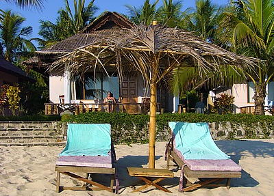 Bungalow unter Palmen im Silver Beach Hotel am Ngapali Sandstrand