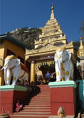 Eingangsportal zum Treppenweg auf den Mount Popa