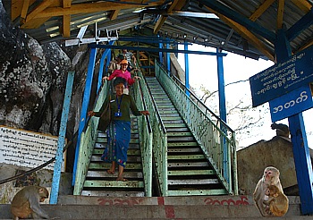 Treppenweg auf den Mount Popa