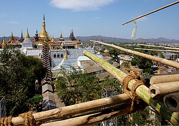 Blick vom Kopf des Buddha auf die Shwe San Daw Pagode in Pyay